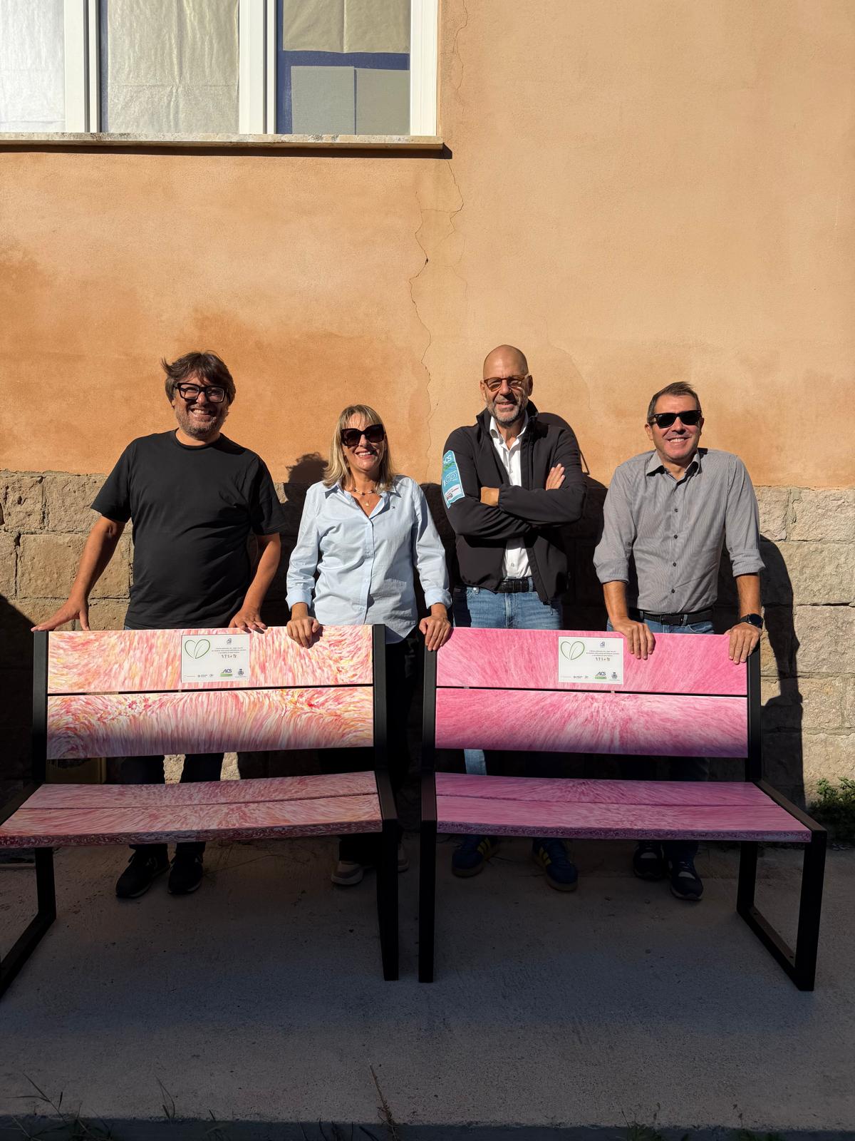 Progetto riuso plastica, oggi consegnate le panchine